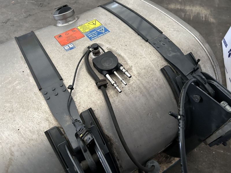 Scania 525L complete fuel tank with fuel optimiser brackets 700x725x124 - Паливний бак в категорії Вантажівки: фото 5 Scania 525L complete fuel tank with fuel optimiser brackets 700x725x124 - Паливний бак в категорії Вантажівки: фото 5