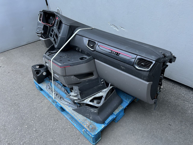 Scania complete dashboard - Бампер в категорії Вантажівки: фото 2 Scania complete dashboard - Бампер в категорії Вантажівки: фото 2