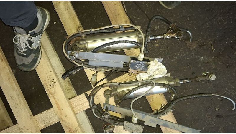 Neoplan BODE цилиндр закрытия - Гідроциліндр: фото 1 Neoplan BODE цилиндр закрытия - Гідроциліндр: фото 1