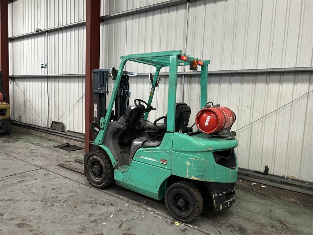 Mitsubishi FG25NT - Газовий навантажувач: фото 3 Mitsubishi FG25NT - Газовий навантажувач: фото 3