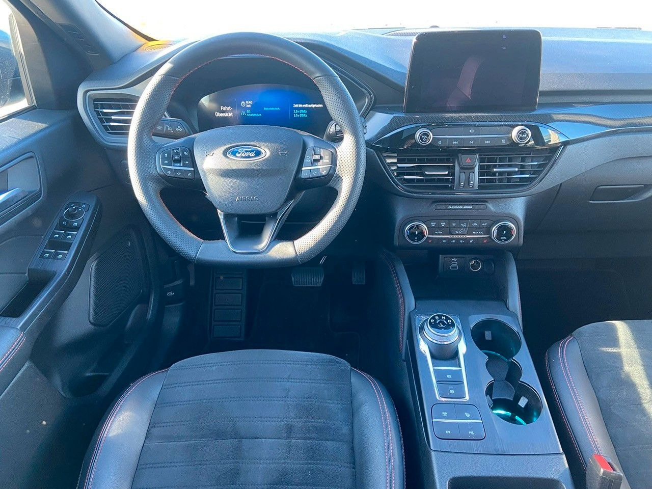 Ford Kuga Plug-In Hybrid ST-Line X - Позашляховик: фото 2 Ford Kuga Plug-In Hybrid ST-Line X - Позашляховик: фото 2