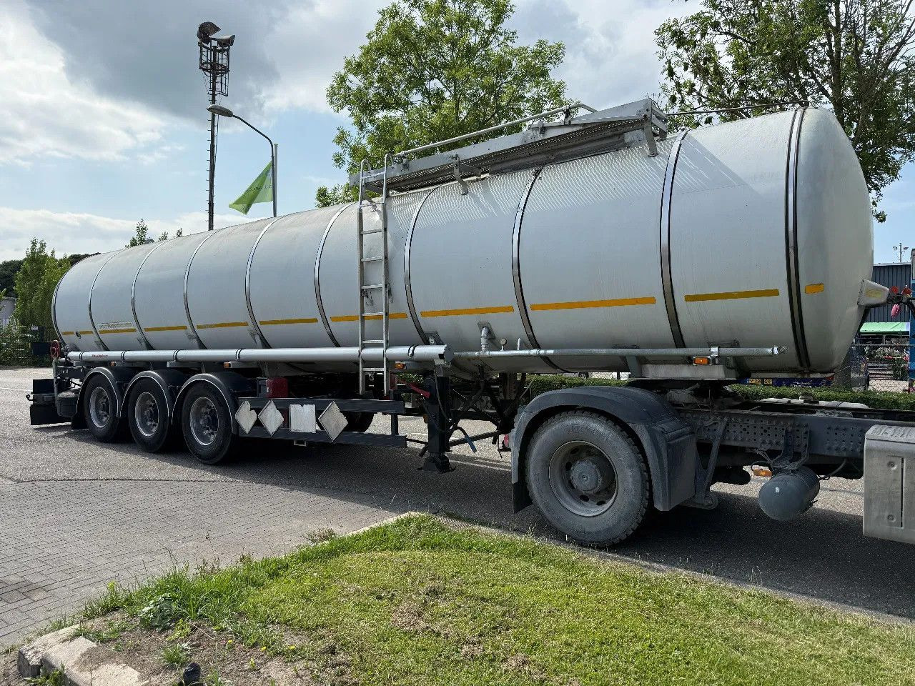 Kässbohrer BITUM - 32000 LITER - 1 COMP. - Напівпричіп цистерна: фото 2 Kässbohrer BITUM - 32000 LITER - 1 COMP. - Напівпричіп цистерна: фото 2
