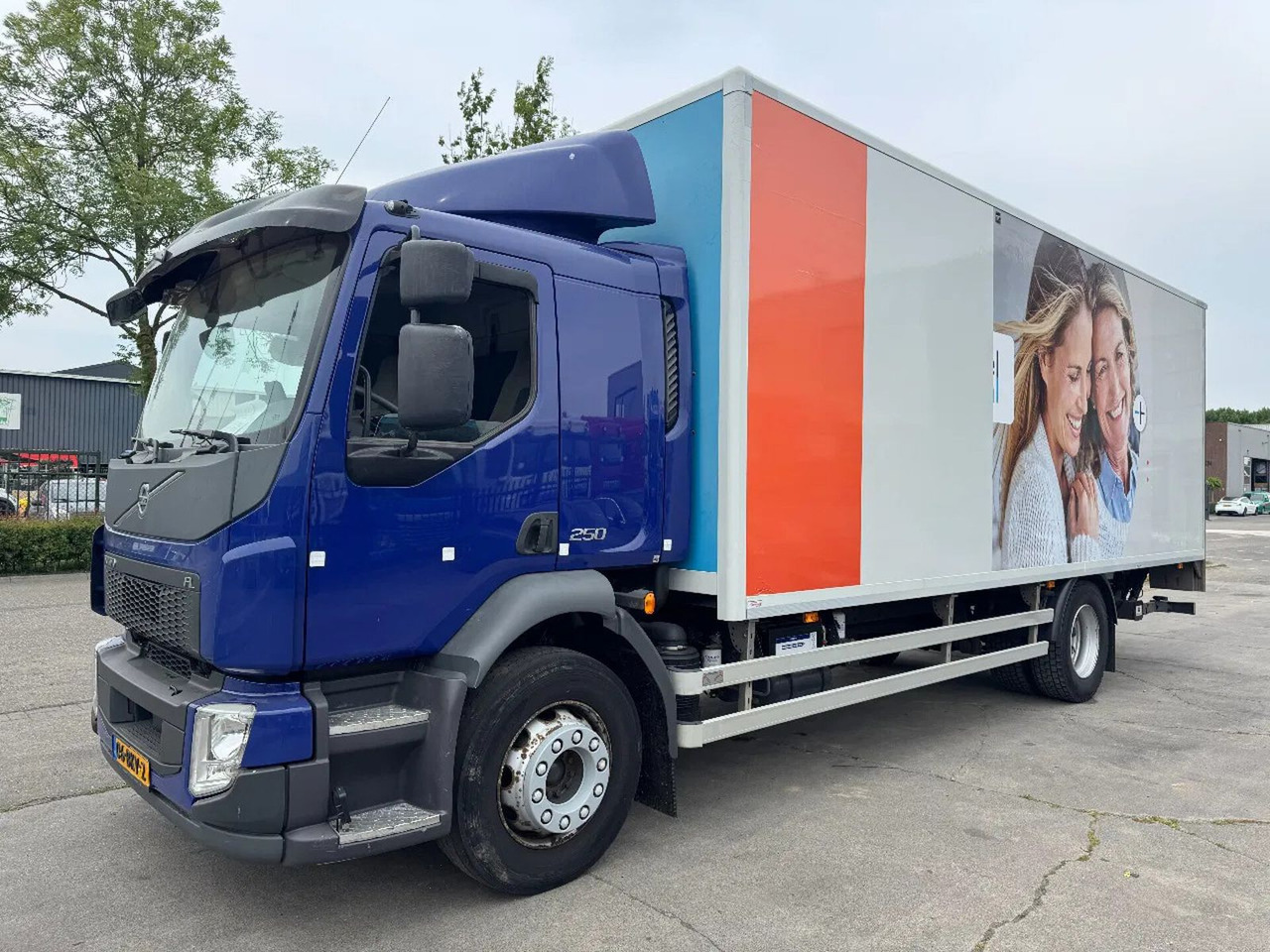 Volvo FL 250 4X2 - EURO 6 + DHOLLANDIA LIFT + TÜV 04-2 - Вантажівка з закритим кузовом: фото 1 Volvo FL 250 4X2 - EURO 6 + DHOLLANDIA LIFT + TÜV 04-2 - Вантажівка з закритим кузовом: фото 1
