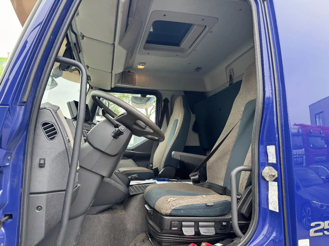 Вантажівка з закритим кузовом Volvo FL 250 4X2 - EURO 6 + DHOLLANDIA LIFT + TÜV 04-2: фото 10