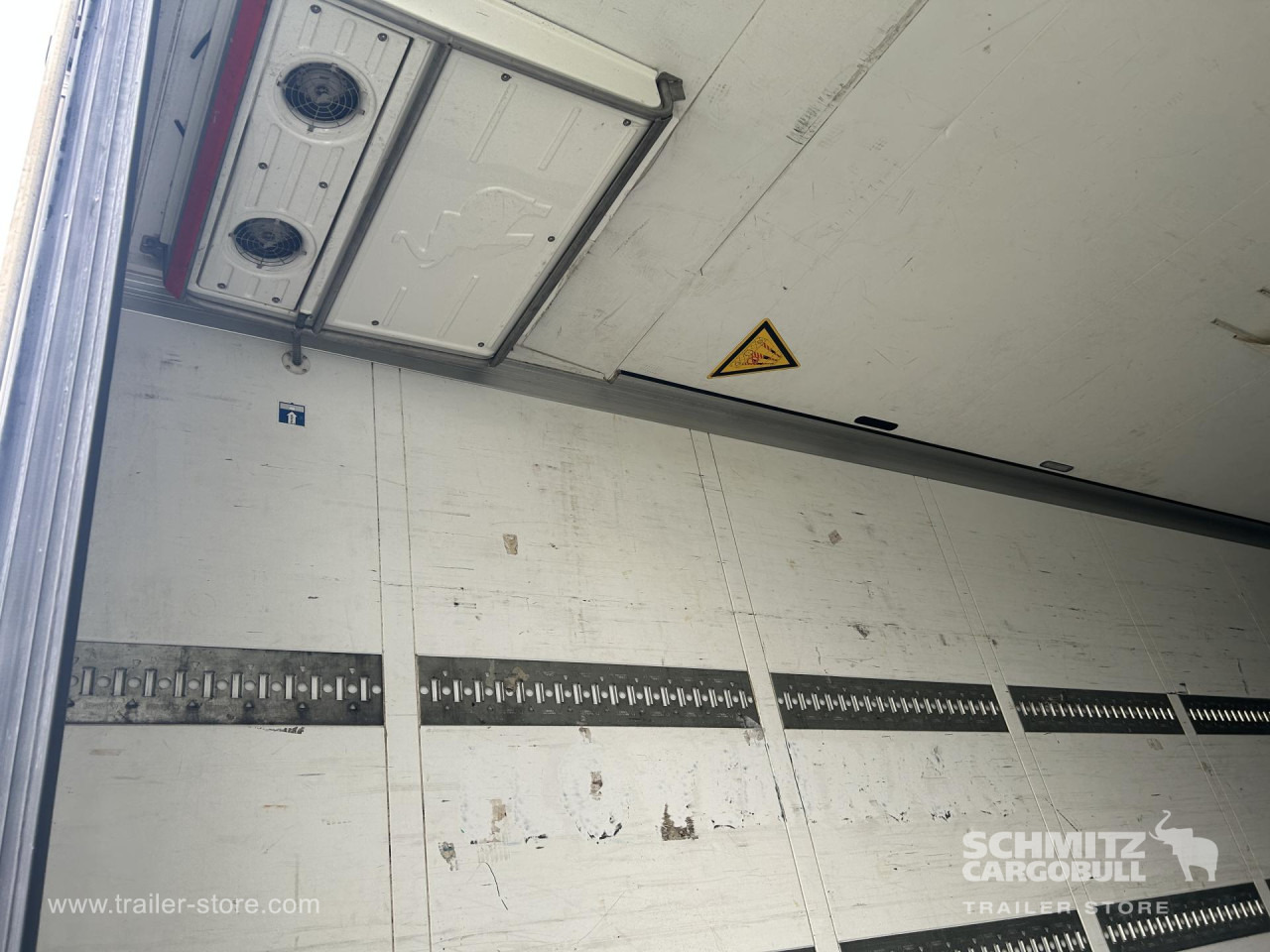 SCHMITZ Reefer Multitemp Taillift - Ізотермічний напівпричіп: фото 3 SCHMITZ Reefer Multitemp Taillift - Ізотермічний напівпричіп: фото 3