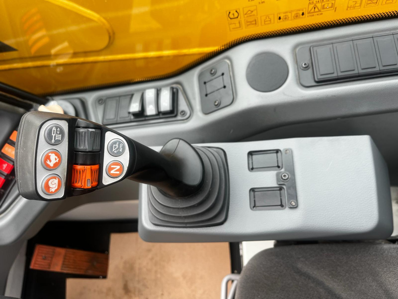 Телескопічний фронтальний навантажувач LIEBHERR T 60-9s: фото 17 Телескопічний фронтальний навантажувач LIEBHERR T 60-9s: фото 17