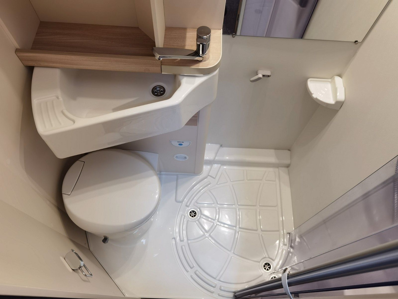 Альковний автобудинок Eura Mobil ACTIVA ONE 690 HB / 180PS-40H MAXI/ PANORAMADACH: фото 23 Альковний автобудинок Eura Mobil ACTIVA ONE 690 HB / 180PS-40H MAXI/ PANORAMADACH: фото 23