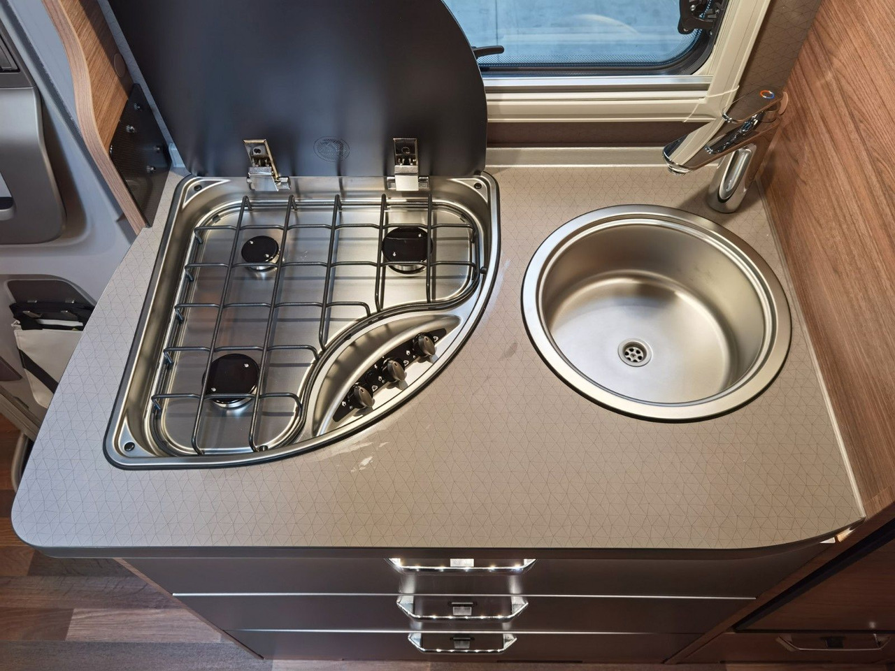 Напівінтегрований автобудинок Weinsberg CARACOMPACT 600 MEG PEPPER / MODELL 2026: фото 17 Напівінтегрований автобудинок Weinsberg CARACOMPACT 600 MEG PEPPER / MODELL 2026: фото 17