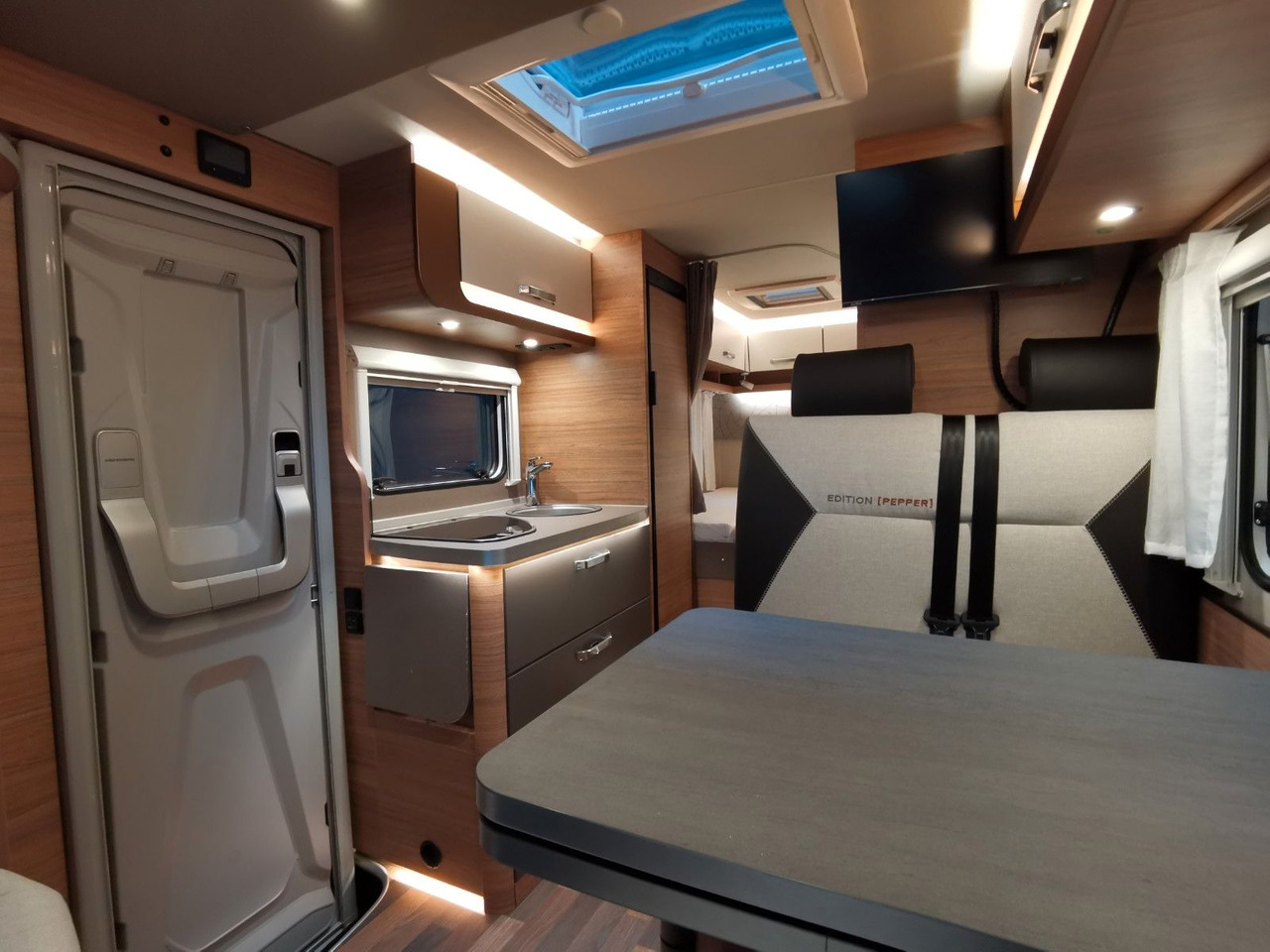 Напівінтегрований автобудинок Weinsberg CARACOMPACT 600 MF PEPPER / 140PS - 9G AUTOMATIK: фото 14 Напівінтегрований автобудинок Weinsberg CARACOMPACT 600 MF PEPPER / 140PS - 9G AUTOMATIK: фото 14