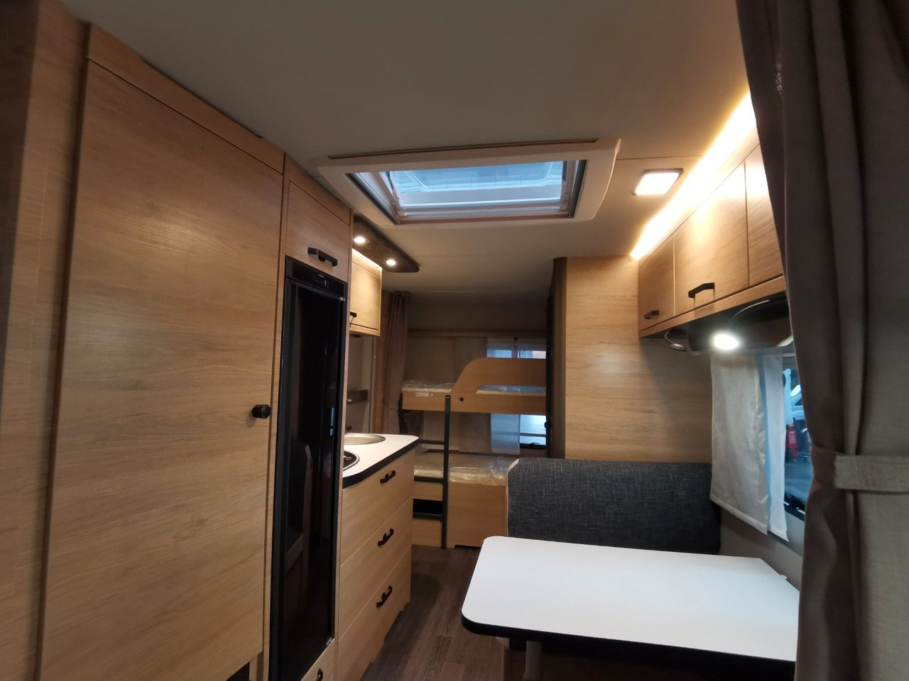 Причіп дача Weinsberg CARAONE 480 QDK / - 2026 - / ETAGENBETTEN: фото 15 Причіп дача Weinsberg CARAONE 480 QDK / - 2026 - / ETAGENBETTEN: фото 15