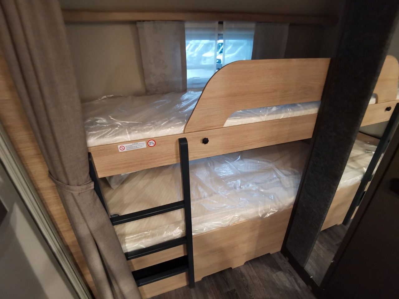 Причіп дача Weinsberg CARAONE 480 QDK / - 2026 - / ETAGENBETTEN: фото 20 Причіп дача Weinsberg CARAONE 480 QDK / - 2026 - / ETAGENBETTEN: фото 20