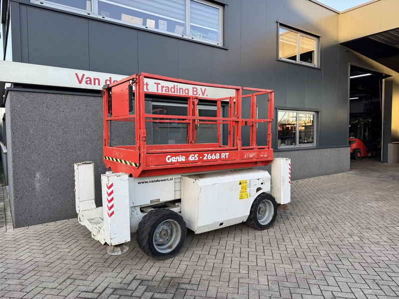 Genie GS 2668 RT Hoogwerker / Arbeitsbuhne 10mtr werkhoogte 4x4 kubota DIESEL 2010 - Ножичний підйомник: фото 2 Genie GS 2668 RT Hoogwerker / Arbeitsbuhne 10mtr werkhoogte 4x4 kubota DIESEL 2010 - Ножичний підйомник: фото 2