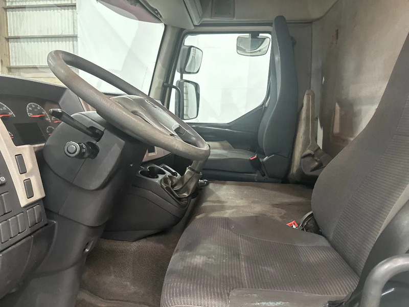 Interior photo 1: Вантажівка з закритим кузовом Volvo FL 240 VERHUISWAGEN / CAMION DE DÉMÉNAGEMENT