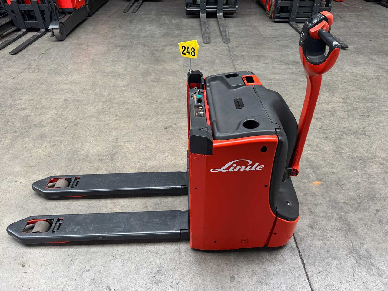 2016 LINDE T16L PALLET TRUCK ANT STACKER INITIAL STROKE 3,247 HOURS - Навантажувач вилковий: фото 5 2016 LINDE T16L PALLET TRUCK ANT STACKER INITIAL STROKE 3,247 HOURS - Навантажувач вилковий: фото 5
