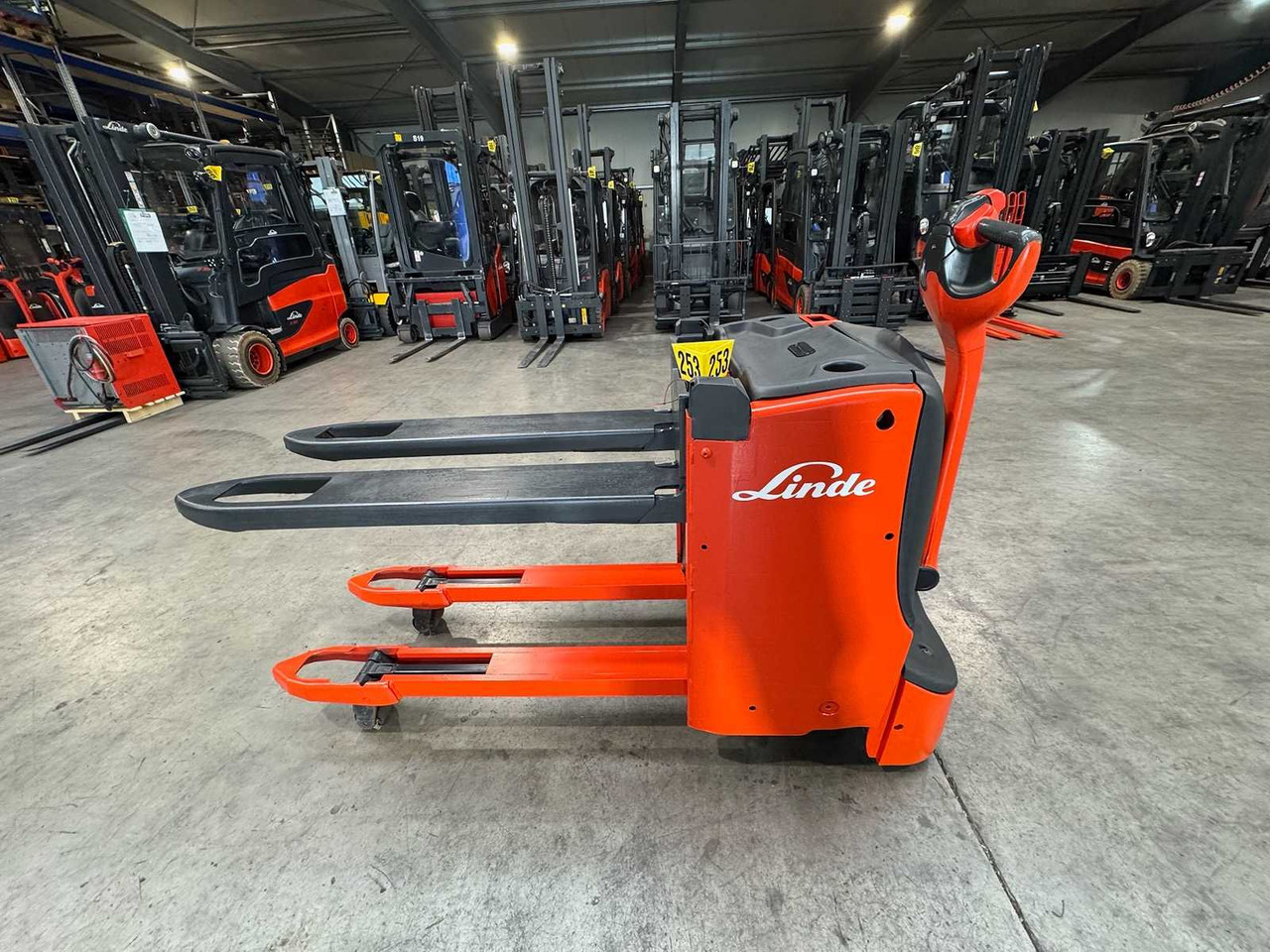 2018 LINDE T16L PALLET TRUCK ANT STACKER INITIAL STROKE 1,480 HOURS - Навантажувач вилковий: фото 1 2018 LINDE T16L PALLET TRUCK ANT STACKER INITIAL STROKE 1,480 HOURS - Навантажувач вилковий: фото 1
