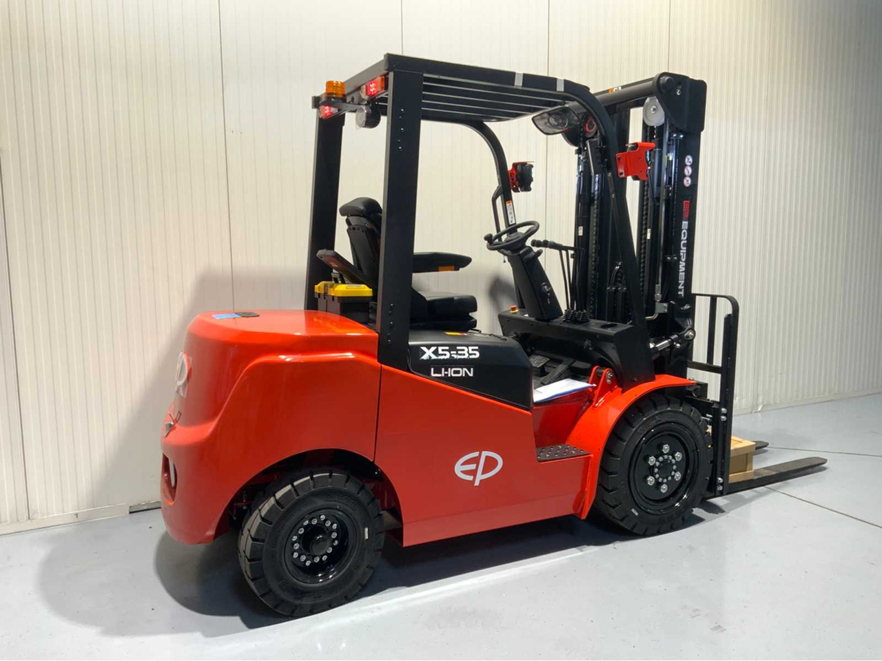 EP 3500KG LIFTING CAPACITY- 4.8 METER PLYWOOD, FREE-LIFT, SIDE-SHIFT FORKLIFT - Навантажувач вилковий: фото 4 EP 3500KG LIFTING CAPACITY- 4.8 METER PLYWOOD, FREE-LIFT, SIDE-SHIFT FORKLIFT - Навантажувач вилковий: фото 4