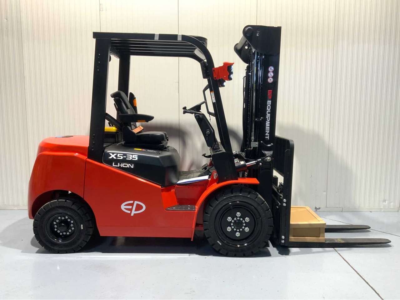 EP 3500KG LIFTING CAPACITY- 4.8 METER PLYWOOD, FREE-LIFT, SIDE-SHIFT FORKLIFT - Навантажувач вилковий: фото 5 EP 3500KG LIFTING CAPACITY- 4.8 METER PLYWOOD, FREE-LIFT, SIDE-SHIFT FORKLIFT - Навантажувач вилковий: фото 5