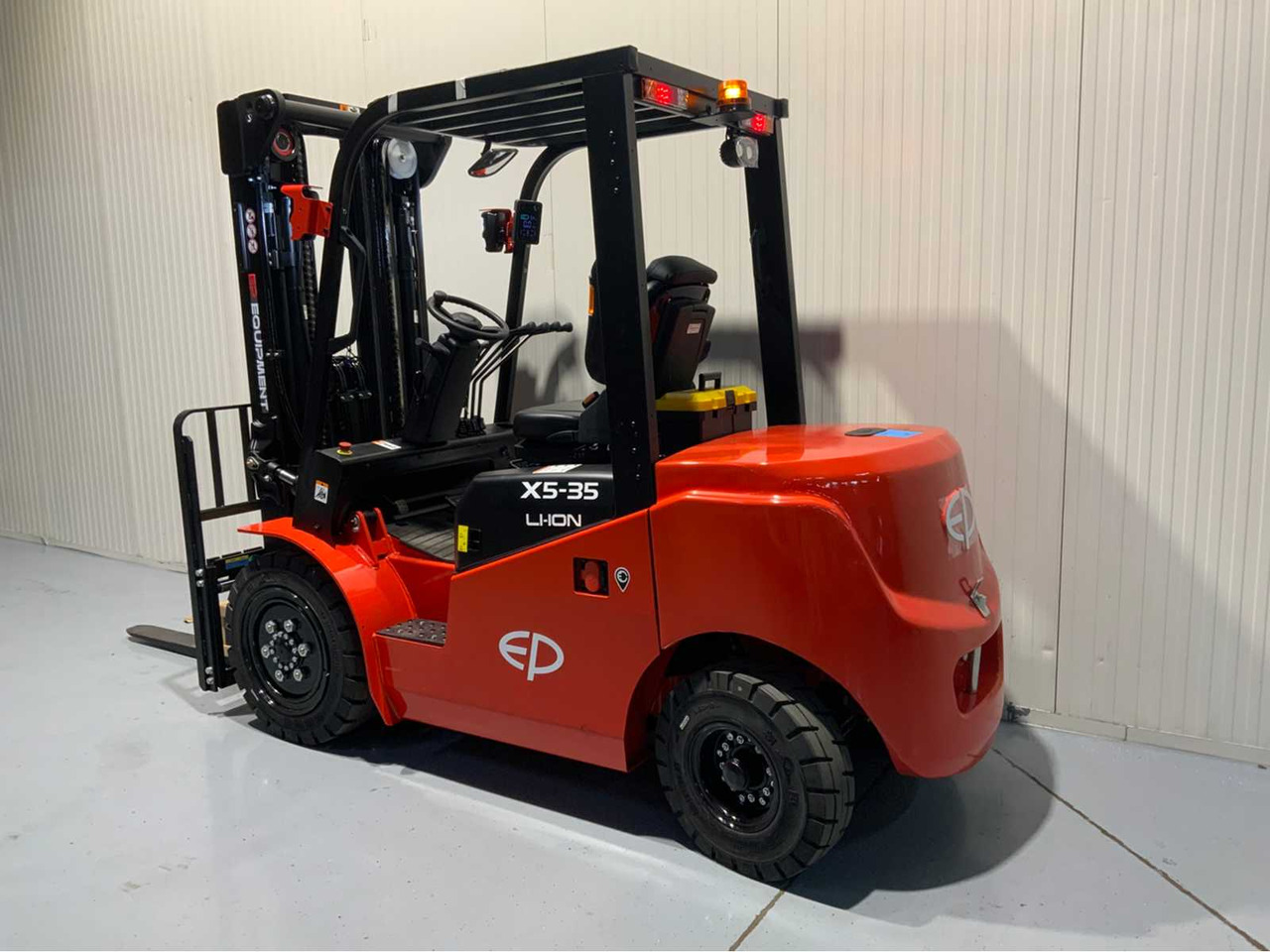 EP 3500KG LIFTING CAPACITY- 4.8 METER PLYWOOD, FREE-LIFT, SIDE-SHIFT FORKLIFT - Навантажувач вилковий: фото 3 EP 3500KG LIFTING CAPACITY- 4.8 METER PLYWOOD, FREE-LIFT, SIDE-SHIFT FORKLIFT - Навантажувач вилковий: фото 3