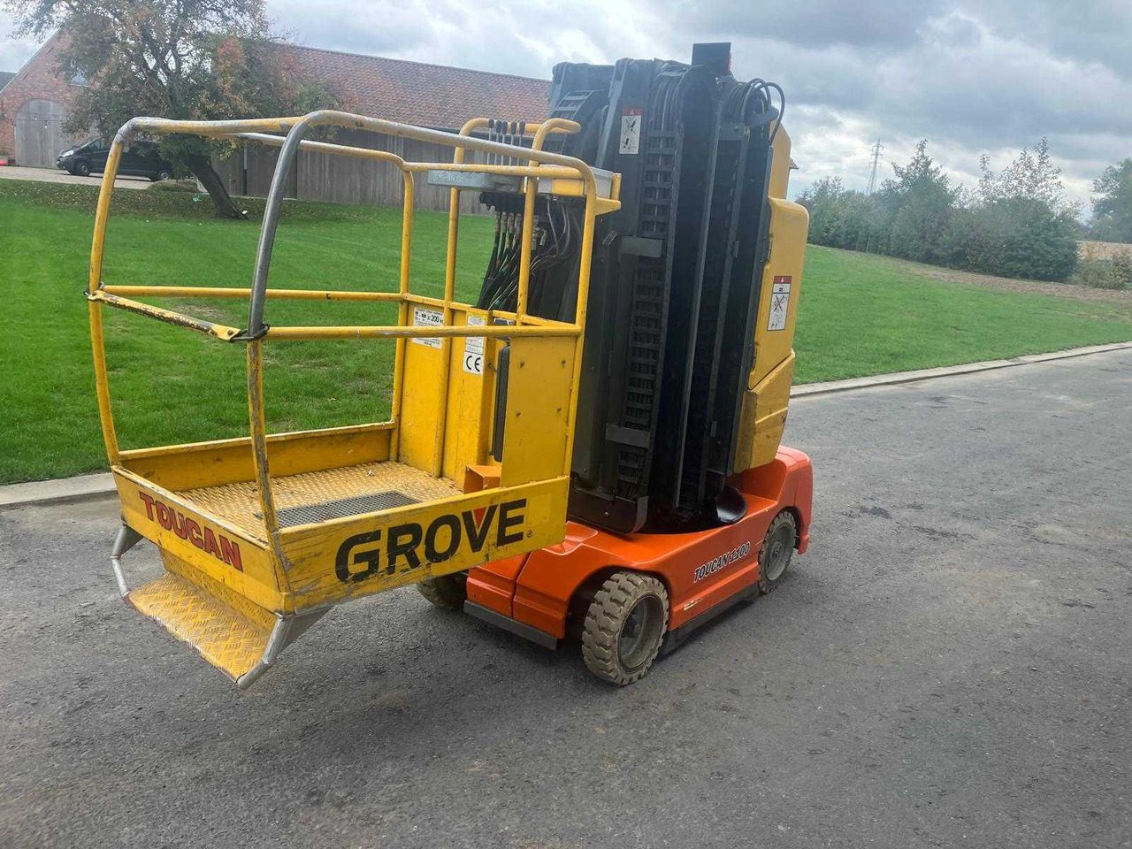 GROVE TOUCAN 1100 C AERIAL PLATFORM 2001 - Підйомник: фото 1 GROVE TOUCAN 1100 C AERIAL PLATFORM 2001 - Підйомник: фото 1