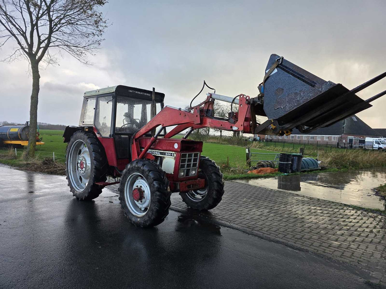 INTERNATIONAL 844-S ALL-WHEEL DRIVE FARM TRACTOR - Трактор: фото 2 INTERNATIONAL 844-S ALL-WHEEL DRIVE FARM TRACTOR - Трактор: фото 2