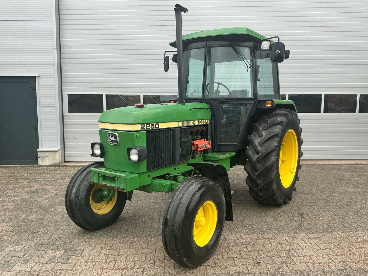 John Deere 2250 - Трактор: фото 1 John Deere 2250 - Трактор: фото 1