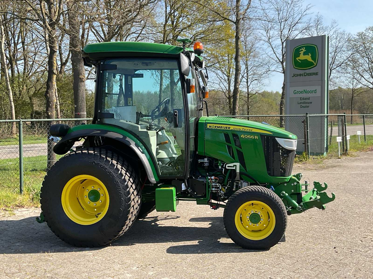 John Deere 4066R - Мінітрактор: фото 3 John Deere 4066R - Мінітрактор: фото 3