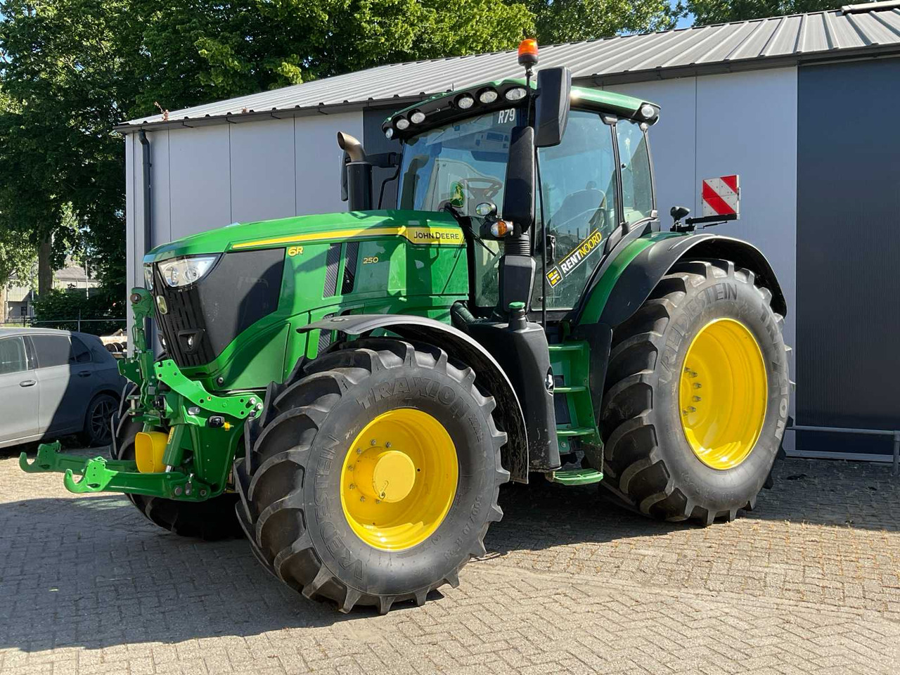 John Deere 6R 250 - Трактор: фото 2 John Deere 6R 250 - Трактор: фото 2
