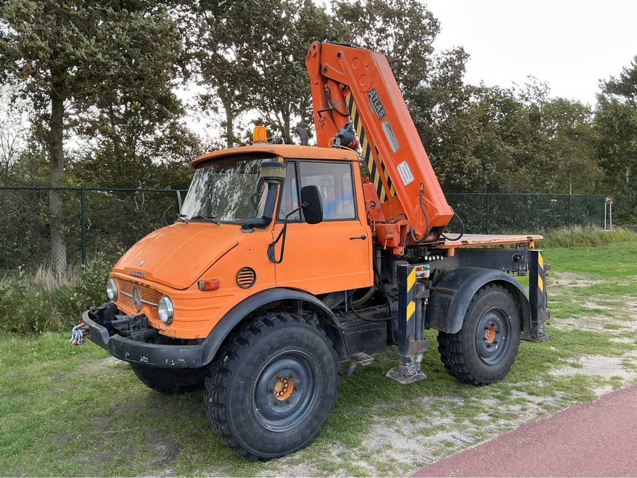 Mercedes-benz Unimog 406 - Сільськогосподарський причіп: фото 1 Mercedes-benz Unimog 406 - Сільськогосподарський причіп: фото 1