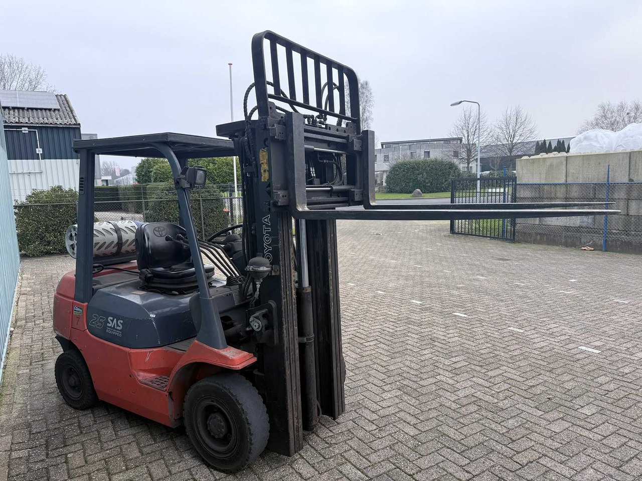 TOYOTA FORKLIFT WITH 4TH VALVE-FORK POSITIONER-SIDESHIFT-470CM HIGH-LOW HOURS 6445 - Навантажувач вилковий: фото 3 TOYOTA FORKLIFT WITH 4TH VALVE-FORK POSITIONER-SIDESHIFT-470CM HIGH-LOW HOURS 6445 - Навантажувач вилковий: фото 3