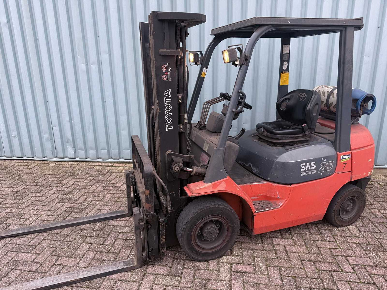 TOYOTA FORKLIFT WITH 4TH VALVE-FORK POSITIONER-SIDESHIFT-470CM HIGH-LOW HOURS 6445 - Навантажувач вилковий: фото 1 TOYOTA FORKLIFT WITH 4TH VALVE-FORK POSITIONER-SIDESHIFT-470CM HIGH-LOW HOURS 6445 - Навантажувач вилковий: фото 1