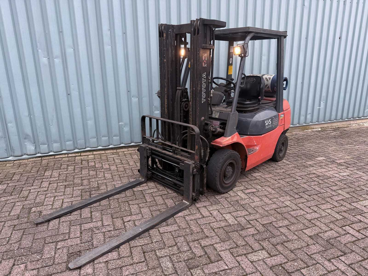 TOYOTA FORKLIFT WITH 4TH VALVE-FORK POSITIONER-SIDESHIFT-470CM HIGH-LOW HOURS 6445 - Навантажувач вилковий: фото 4 TOYOTA FORKLIFT WITH 4TH VALVE-FORK POSITIONER-SIDESHIFT-470CM HIGH-LOW HOURS 6445 - Навантажувач вилковий: фото 4