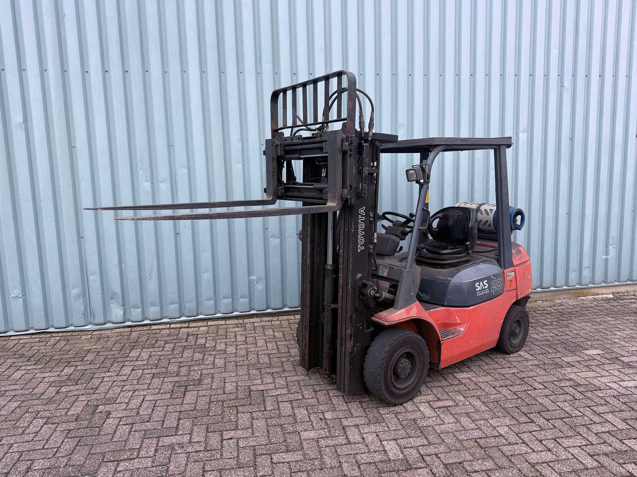 TOYOTA FORKLIFT WITH 4TH VALVE-FORK POSITIONER-SIDESHIFT-470CM HIGH-LOW HOURS 6445 - Навантажувач вилковий: фото 2 TOYOTA FORKLIFT WITH 4TH VALVE-FORK POSITIONER-SIDESHIFT-470CM HIGH-LOW HOURS 6445 - Навантажувач вилковий: фото 2