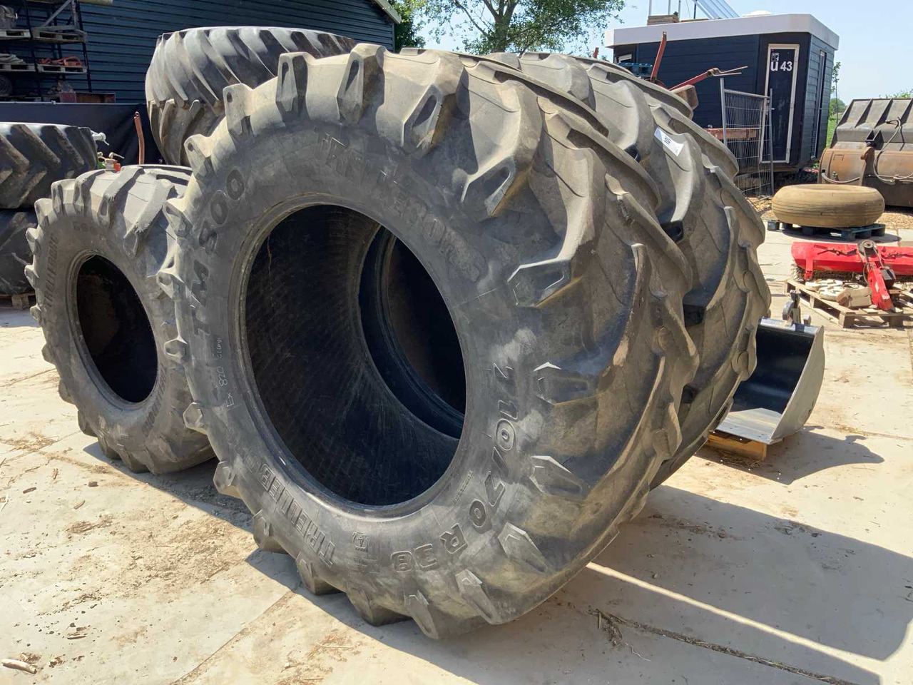 Trelleborg TM 800 - Шини і диски в категорії Трактори: фото 1 Trelleborg TM 800 - Шини і диски в категорії Трактори: фото 1