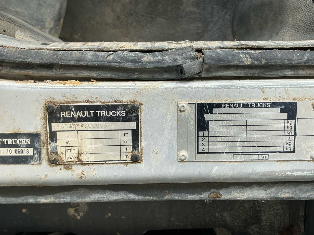 Вантажівка 2011 RENAULT KERAX 460 TRIDEM TRUCK WITH CRANE AND CONTAINER: фото 20