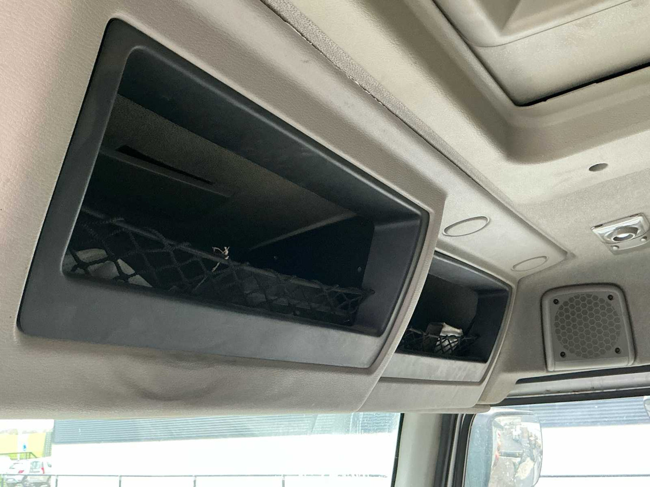 Вантажівка 2011 RENAULT KERAX 460 TRIDEM TRUCK WITH CRANE AND CONTAINER: фото 16