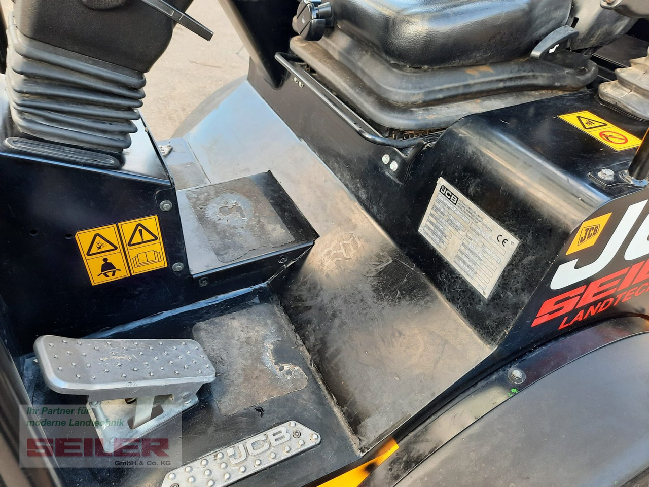 Компактний фронтальний навантажувач JCB 403 Agri PLUS: фото 7 Компактний фронтальний навантажувач JCB 403 Agri PLUS: фото 7