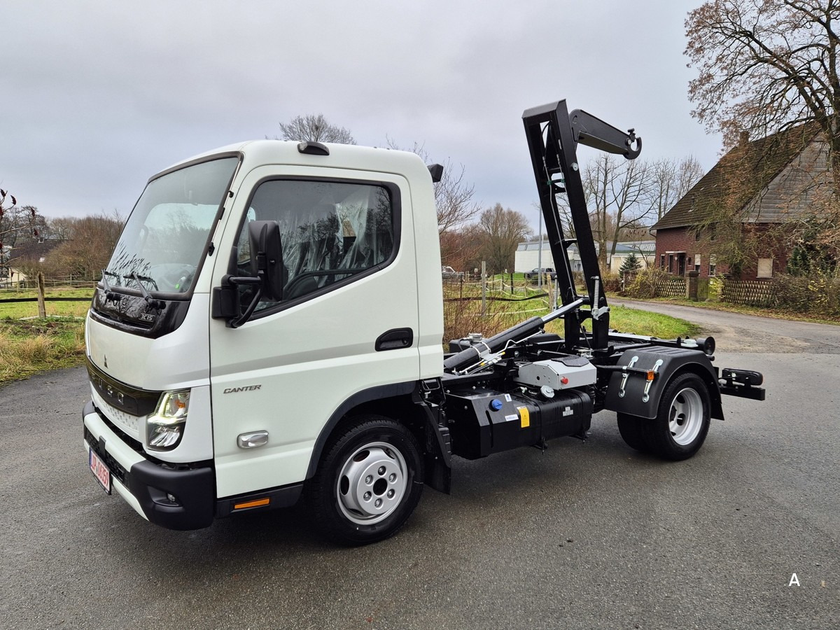 FUSO 3C15 Duonic Aut.City Abrollkipper AHK 3.5T - Гаковий мультиліфт вантажівка: фото 1 FUSO 3C15 Duonic Aut.City Abrollkipper AHK 3.5T - Гаковий мультиліфт вантажівка: фото 1
