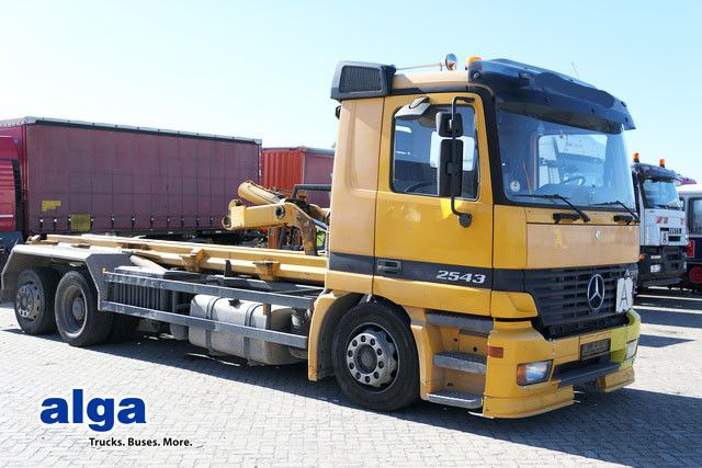 Mercedes-Benz 2543 Actros 6x2, MP1, 3 Pedale, Schalter - Гаковий мультиліфт вантажівка: фото 1 Mercedes-Benz 2543 Actros 6x2, MP1, 3 Pedale, Schalter - Гаковий мультиліфт вантажівка: фото 1
