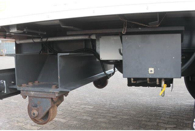 Sommer 2-Achser, elektr. Rolltor, BPW, 11.000mm lang - Закритий кузов напівпричіп: фото 5 Sommer 2-Achser, elektr. Rolltor, BPW, 11.000mm lang - Закритий кузов напівпричіп: фото 5