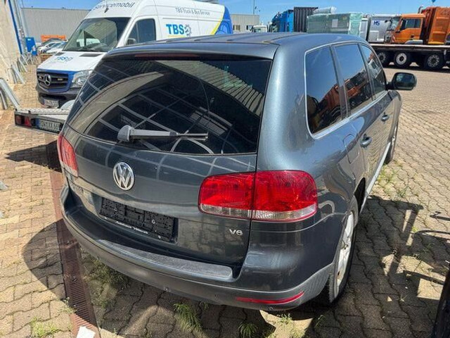 Volkswagen Touareg 3.2 V6/ GETRIEBESCHADEN /Motor läuft! - Легка бортова вантажівка: фото 2 Volkswagen Touareg 3.2 V6/ GETRIEBESCHADEN /Motor läuft! - Легка бортова вантажівка: фото 2