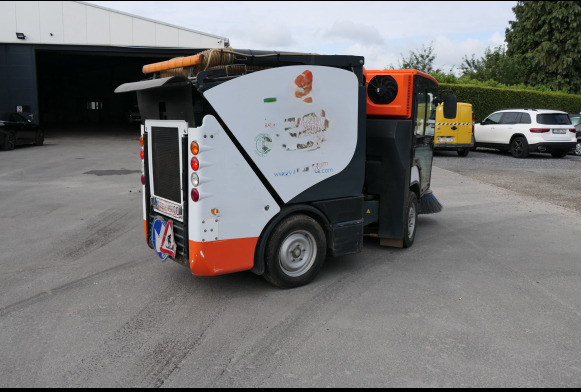 Camion balayeuse articulé Boschung S2 - Підмітально-прибиральна машина: фото 4 Camion balayeuse articulé Boschung S2 - Підмітально-прибиральна машина: фото 4