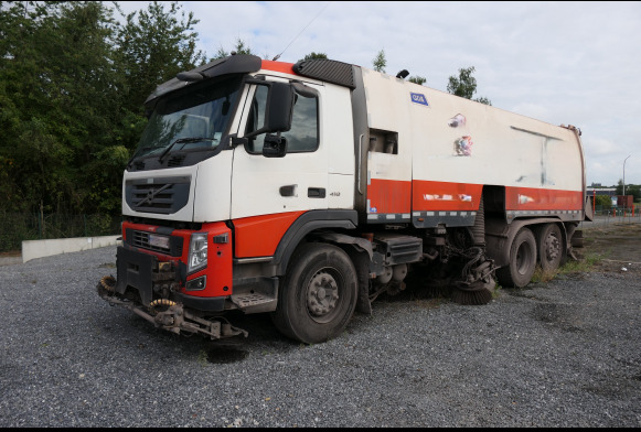 Camion balayeuse de voirie Volvo - Підмітально-прибиральна машина: фото 1 Camion balayeuse de voirie Volvo - Підмітально-прибиральна машина: фото 1