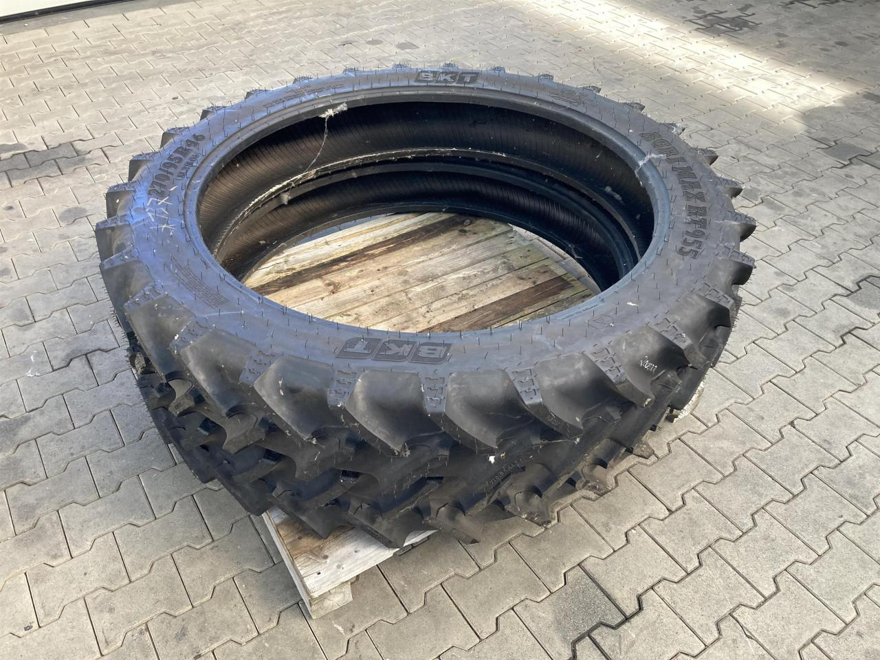 BKT 270/95R46 - Шина в категорії Сільськогосподарська техніка: фото 1 BKT 270/95R46 - Шина в категорії Сільськогосподарська техніка: фото 1