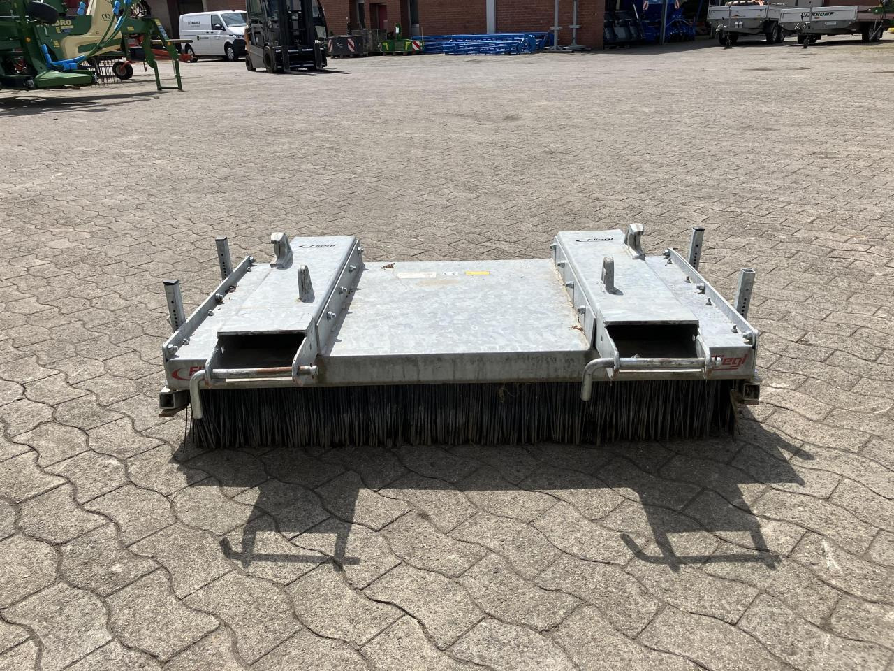 Fliegl Löwe 1,50m - Щітка дорожня в категорії Комунальна/ Спеціальна техніка: фото 3 Fliegl Löwe 1,50m - Щітка дорожня в категорії Комунальна/ Спеціальна техніка: фото 3