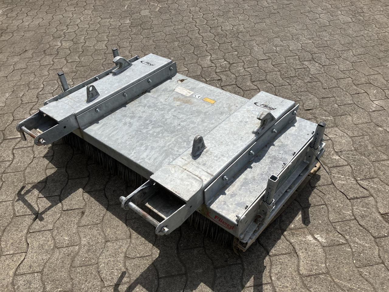 Fliegl Löwe 1,50m - Щітка дорожня в категорії Комунальна/ Спеціальна техніка: фото 4 Fliegl Löwe 1,50m - Щітка дорожня в категорії Комунальна/ Спеціальна техніка: фото 4