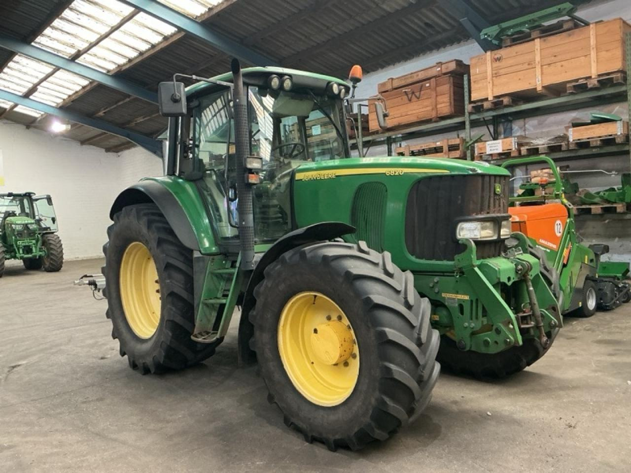 John Deere 6820 - Трактор: фото 1 John Deere 6820 - Трактор: фото 1