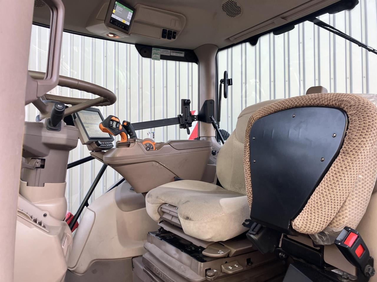 John Deere 6R 215 - Трактор: фото 5 John Deere 6R 215 - Трактор: фото 5