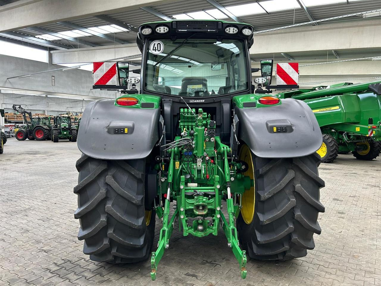 John Deere 6R 215 - Трактор: фото 3 John Deere 6R 215 - Трактор: фото 3