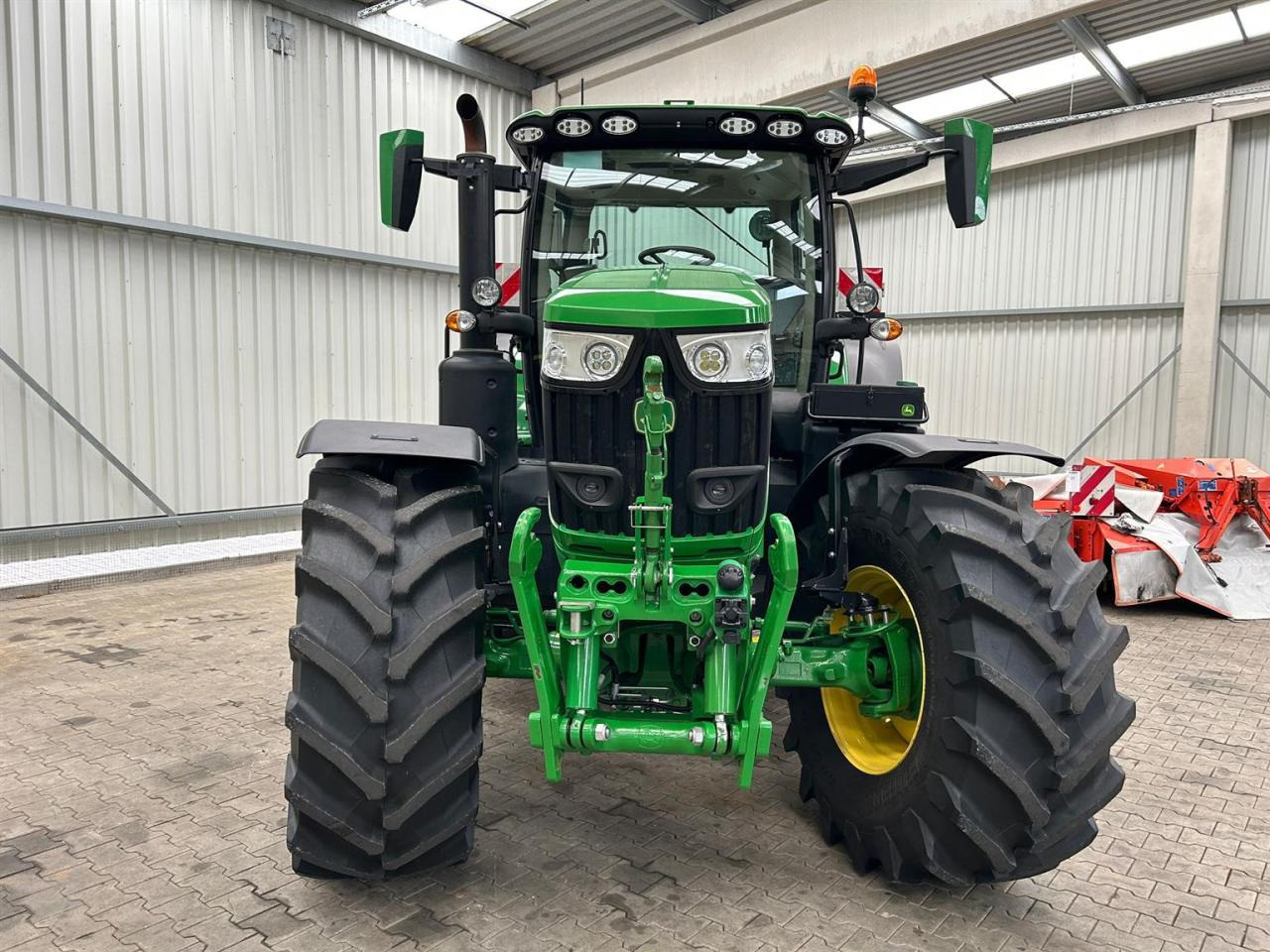 John Deere 6R 215 - Трактор: фото 2 John Deere 6R 215 - Трактор: фото 2