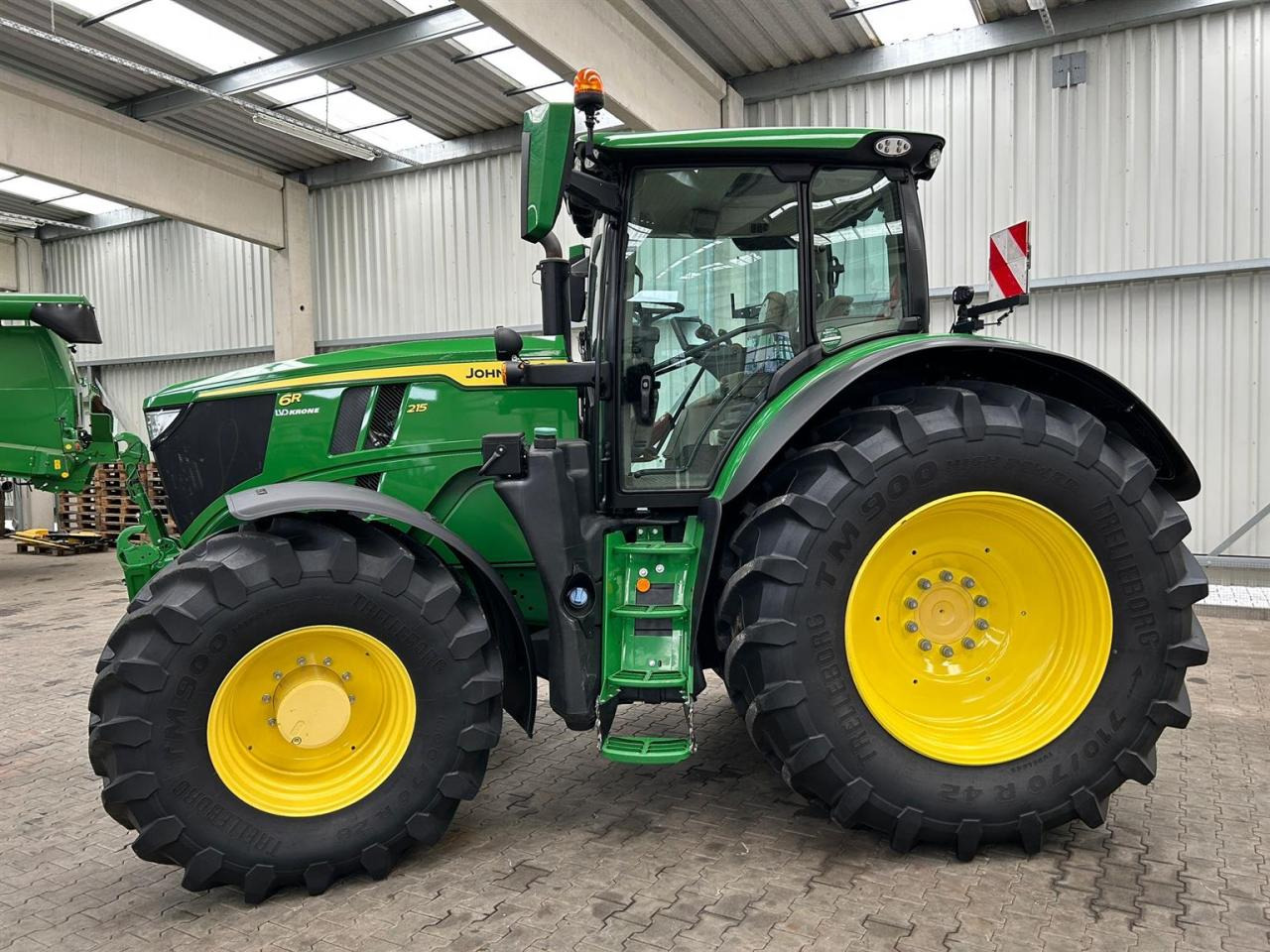 John Deere 6R 215 - Трактор: фото 4 John Deere 6R 215 - Трактор: фото 4
